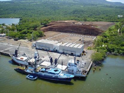 Factoría del Grupo Calvo en la bahía de La Unión (El Salvador)