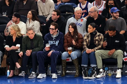 Pete Davidson y Emily Ratajkowski en un partido de los New York Knicks.