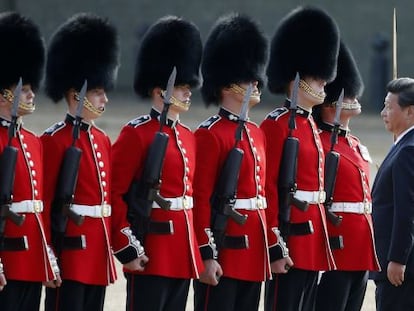 El presidente Xi Jinping saluda a una guardia de honor este martes en Londres.