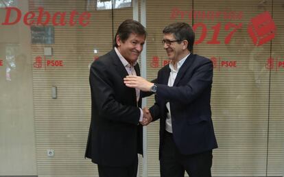 El candidato a la Secretaría General del PSOE Patxi López saluda al presidente de la Comisión Gestora, Javier Fernández.