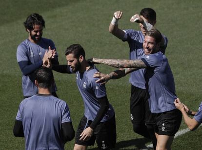 Sergio Ramos bromea con Nacho e Isco en el entrenamiento de este martes.