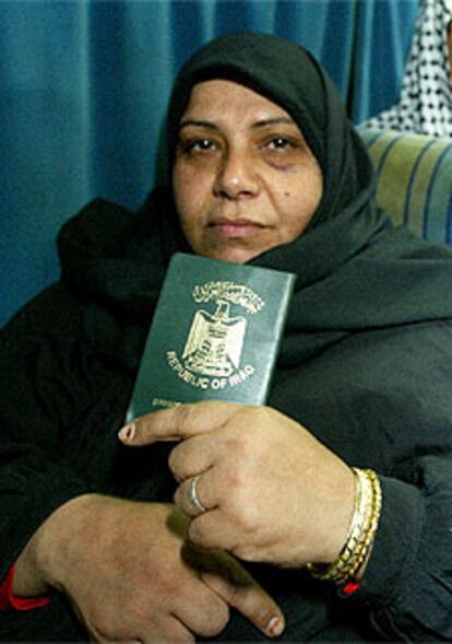 Una mujer iraquí muestra su pasaporte.