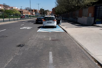 El carril bici desmantelado en la avenida de Gijón de Valladolid, ahora ocupado por los coches.