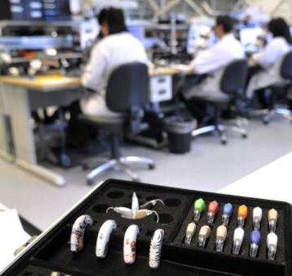 Audífonos de GAES en la fábrica de la compañía en Barcelona.