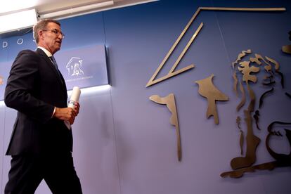 El presidente del PP, Alberto Núñez Feijóo, en la sala de prensa del Congreso.