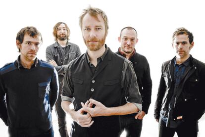 The National. En el centro, Matt Berninger, vocalista; a su derecha, Scott Devendorf.