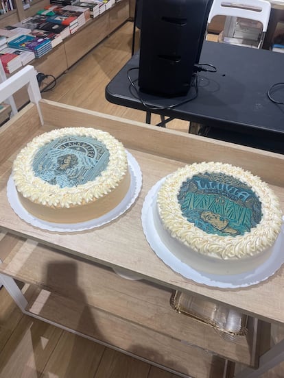 Dos tartas inspiradas en 'Blackwater', en un evento promocional de Blackie Books, en una imagen cedida por la editorial.