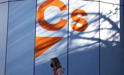 Una mujer pasea junto a la sede de Ciudadanos en Madrid, este lunes.