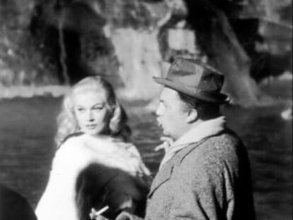Fellini da instrucciones a Anita Ekberg en la romana Fontana di Trevi, durante el rodaje de 'La dolce vita'.