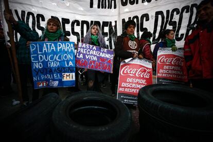 Varios manifestantes tratan de cortar los accesos a la ciudad de Buenos Aires durante una jornada de huelga general contra el gobierno de Mauricio Macri.