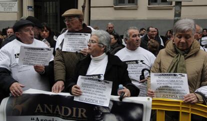 Members of Anadir assembled outside the Attorney General's Office.