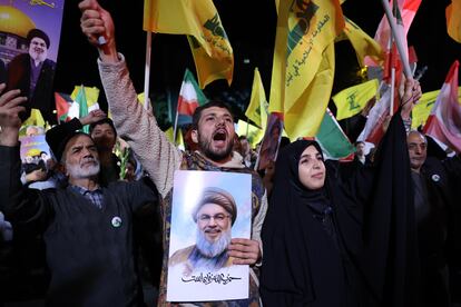 Un hombre sujeta un retrato del último líder de Hezbolá Hassan Nasrallah, durante la celebración del ataque a Israel, este martes en Teherán.