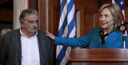El nuevo presidente de Uruguay, José Mujica, y la secretaria de Estado, Hillary Clinton, hoy en Montevideo