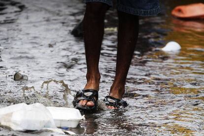 Integrantes de la caravana de migrantes centroamericanos tratan de protegerse tras la inundación de un albergue en Tijuana (México). 