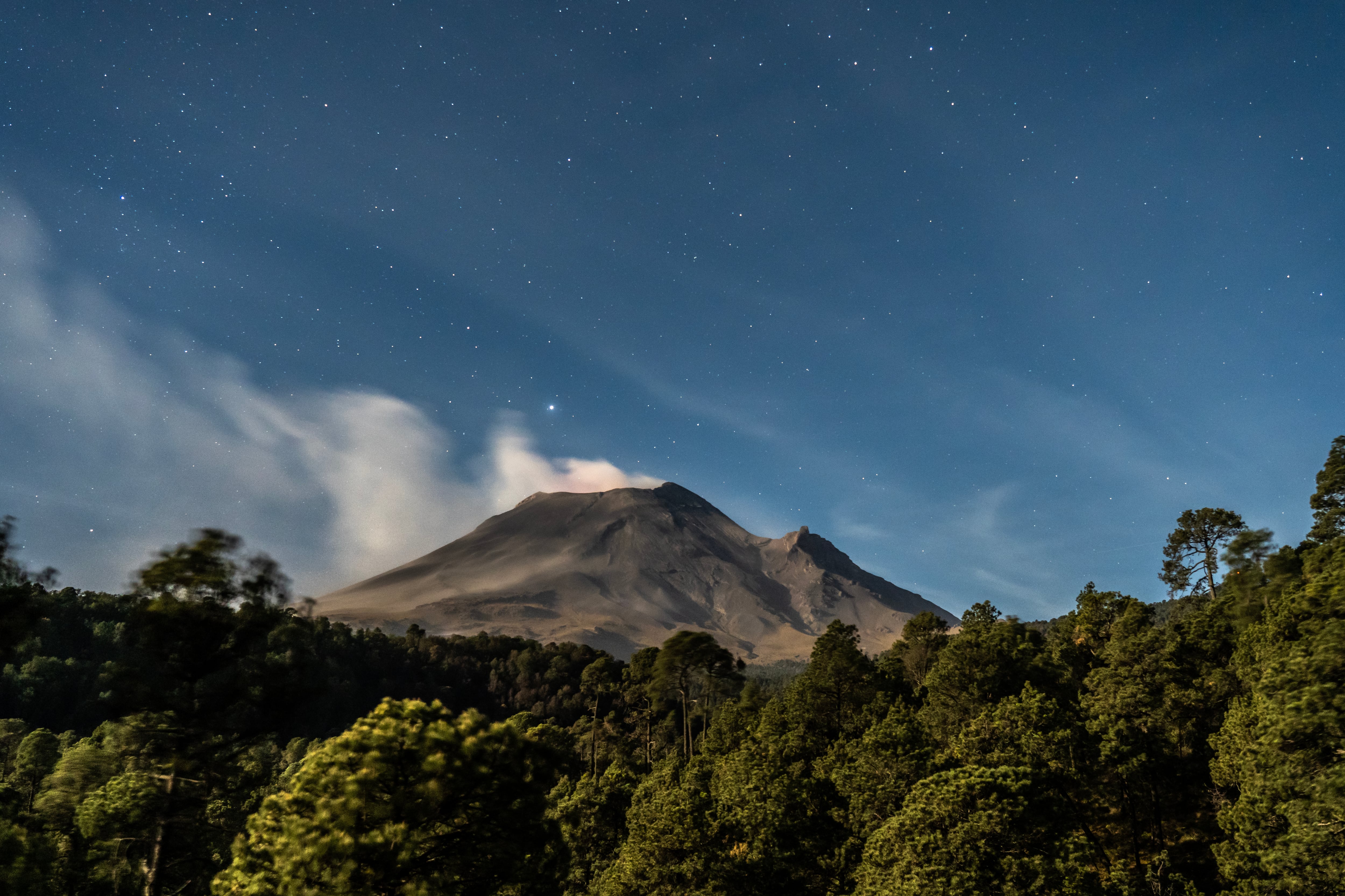 El volcán Popocatépetl emite fumarolas, en marzo de 2024.