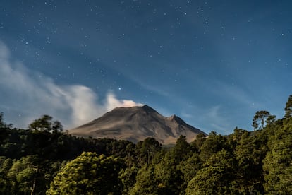 Para entender el estado actual del volcán es necesario mirar a su pasado remoto, una época que se remonta miles de años antes de que los mexicas y otras civilizaciones mesoamericanas encontraran tierra fértil para establecerse en el centro de México. A lo largo de sus 21.000 años de historia, es posible distinguir a grandes rasgos entre dos tipos de erupciones en el Popocatépetl: las plinianas, las más grandes y destructivas, cuya frecuencia se estima una vez cada miles de años; y las vulcanianas, de magnitud baja a media, que suceden en un intervalo de decenas o cientos de años.