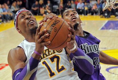 Dwight Howard, de Los Angeles Lakers, recibe un tap&oacute;n de Jason Thompson, de los Sacramento Kings