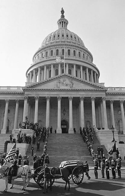 24 de noviembre de 1963. El féretro del presidente Kennedy llega al Capitolio.
