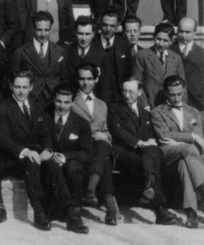 A los 21 años, Lorca (en el centro, con americana gris) se marchó a Madrid para estudiar en la universidad. Se instaló en la selecta Residencia de Estudiantes, fundada en 1910. Allí entabló amistad con el pintor Salvador Dalí (abajo a la derecha) y el cineasta Luis Buñuel.