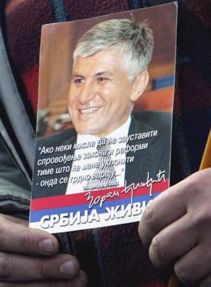 Fotografía de archivo del 12 de marzo del 2007 de un hombre con una foto en las manos del desaparecido primer ministro serbio, el reformista Zoran Djindjic