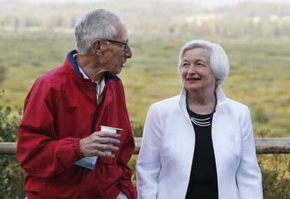 La presidenta de la Fed, Janet Yellen, con el vicepresidente Stanley Fischer, en el cónclave anual de banqueros centrales en Jackson Hole, en las montañas de Wyoming.