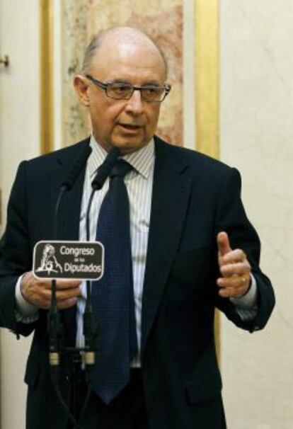 GRA168. MADRID, 19/12/2013.- El ministro de Hacienda y Administraciones P&uacute;blicas, Crist&oacute;bal Montoro, durante unas declaraciones a los medios en el Congreso de los Diputados, en las que se ha felicitado por la aprobaci&oacute;n de unos presupuestos generales del Estado para 2014. EFE/Ballesteros