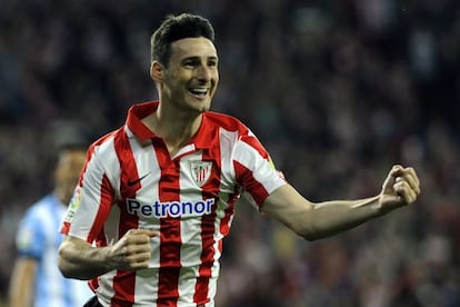 Aritz Aduriz celebra uno de sus dos goles ante el Málaga.