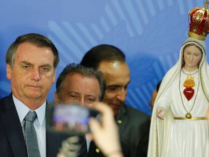 Bolsonaro con una imagen de la Inmaculada Concepción, en Brasilia.