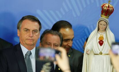 Bolsonaro con una imagen de la Inmaculada Concepción, en Brasilia.
