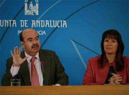 Gaspar Zarrías y Micaela Navarro, ayer tras el Consejo de Gobierno.