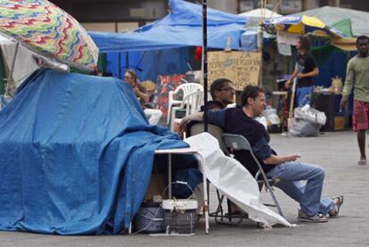 Una vista del campamento de los indignados en la plaza del Ayuntamiento de Valencia, ayer.