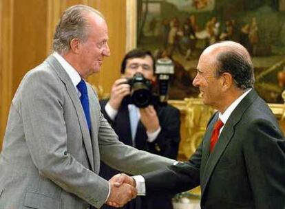El Rey saluda al presidente del Banco Santander, Emilio Botín, en 2006.