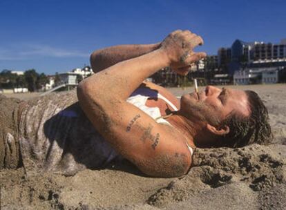 Fotografía de Mickey Rourke, editada en el libro 'Smoking is bad'