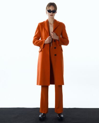 Con este abrigo de Sfera, en un potente color naranja y con doble bolsillo conseguirás marcar la diferencia de la manera más sencilla.

89,99€