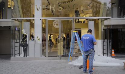 Tienda de Versace en paseo de Gràcia tras el alunizaje.