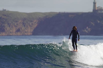 Un surfero en Salinas (Asturias).