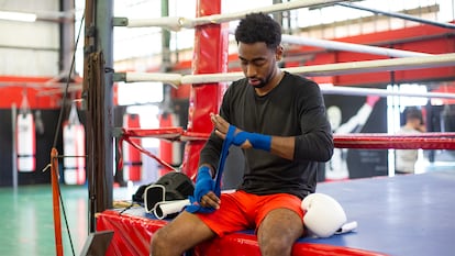 Un hombre poniéndose las vendas de boxeo para empezar a entrenar.