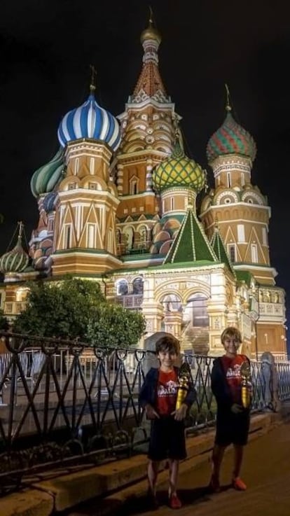 Los dos hermanos en la Plaza Roja de Moscú, tras el campeonato.