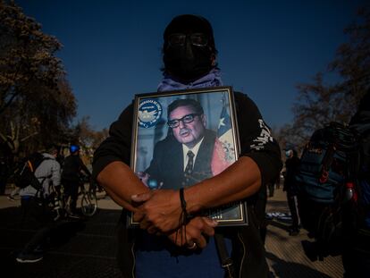 Una persona sostiene la fotografía de Salvador Allende durante una protesta en Chile.