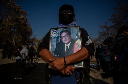 Una persona sostiene la fotografía de Salvador Allende durante una protesta en Chile.
