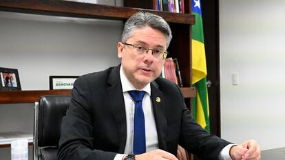 O senador Alessandro Vieira (Cidadania-SE) em seu gabinete, em Brasília.