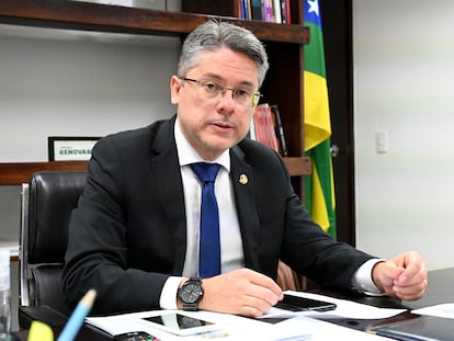 O senador Alessandro Vieira (Cidadania-SE) em seu gabinete, em Brasília.