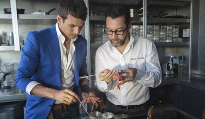 El diestro José María Manzanares (izquierda) y el chef Quique Dacosta, durante su encuentro 'gastrotaurino'.