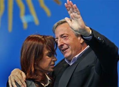 La presidenta argentina, Cristina Fernández, se abraza a su marido y antecesor en el cargo, Néstor Kirchner.