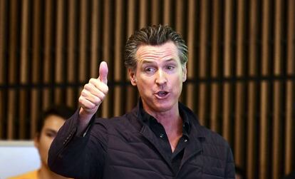 El gobernador de California, Gavin Newsom, quien firmó la ley que pasa a considerar a los trabajadores, hasta ahora autónomos, de las plataformas digitales como empleados.