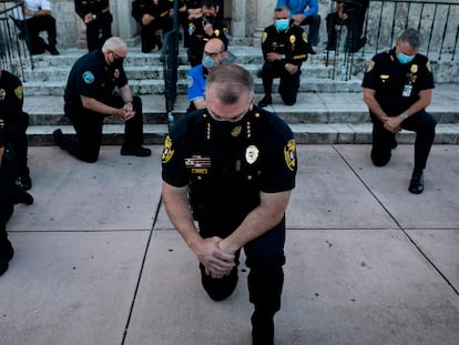 Agentes de policía se arrodillan durante la manifestación en Coral Gables (Florida).