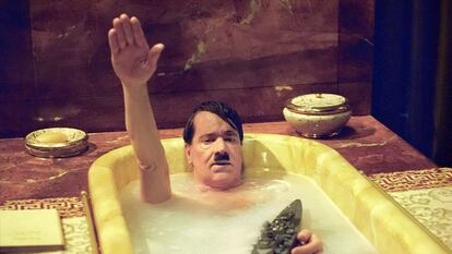 Hitler en la bañera en un fotograma de la película de Dani Levy 'Mein Führer, la verdadera verdad de Adolf Hitler'.