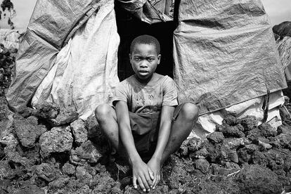 Innocent, tiene 11 años y es uno de los 200 huérfanos que viven completamente solos en el campamento de desplazados Mugunga 1 en Goma. La desnutrición y la falta de controles médicos comprometen su sistema inmunológico, haciendo que enfermedades como la covid-19 tengan peores consecuencias si se contagiara.