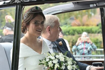 La novia llegó acompañada de su padre, Andrés de York. Eligió un bouquet de Lirio de los valles, jazmín de Madagascar, toques de globo de cardo azul, rosas blancas y hiedra.