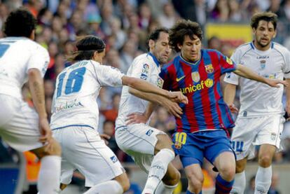 Messi, el pasado sábado, rodeado de jugadores del Xerez.